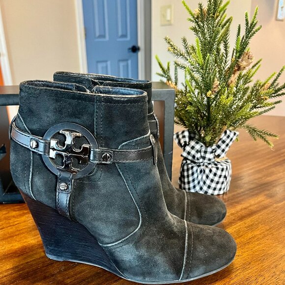 Tory Burch Aaden Black Suede Logo Wedge Heel Ankle Boot Bootie Size 8.5 - Picture 1 of 7